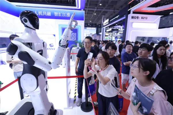 安徽首款全自研绳驱机器人亮相：全身共46个自由度